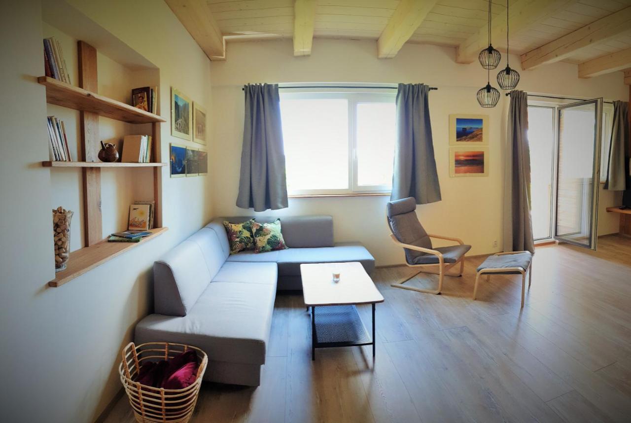 Apartman Nezichov Touzim Bagian luar foto